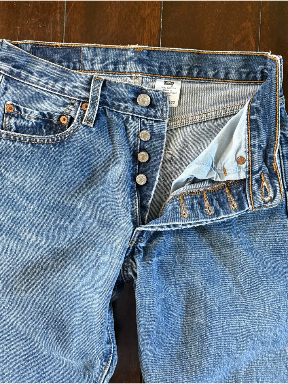 Vintage Levi's 501 Medium Wash Button-Fly Blue Jeans - Y2K - Picture 5 of 12
